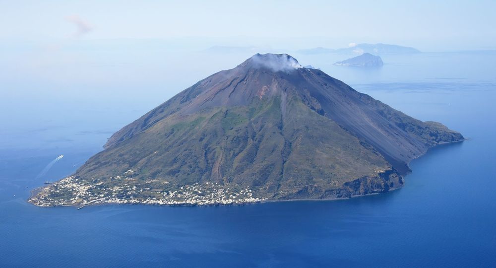 Aerial_image_of_Stromboli_(view_from_the_northeast).thumb.jpg.354321a0af18f02700ec87302c9da692.jpg